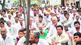 Participants at the mahapanchayat at Dhigtania village in Sirsa
