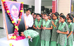 Students of Green Land School pay tributes to Madan Lal Dingra in Ludhiana