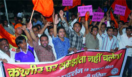 Students under the banner of the Akhil Bharatiya Vidyarthi Parishad demonstrate against the Centre on the Kashmir crisis, at Jantar Mantar
