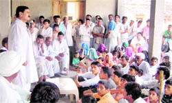 State president of the Akhil Bharatiya Jat Mahasabha Om Prakash Maan addresses a meeting at Rohnat village in Bhiwani district on Wednesday