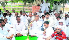Farmers of Gorakhpur village stage an indefinite dharna outside the mini-secretariat in Fatehabad on Wednesday