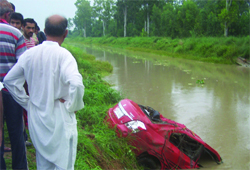 The car that fell in the canal 