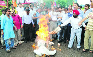 BJP workers burn an effigy of the union government in Dehradun on Thursday.