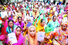 MNREGA card holders and DYC (R) workers hold a protest in Jalandhar on Thursday.