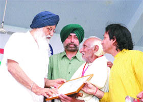 Ustad Lachman Singh Seen, the eldest living scion of Punjab Gharana, being presented the state award for his contribution to Indian classical music by Chief Minister Parkash Singh Badal at a state-level function on the eve 