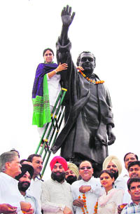 MLA Sumita Singh pays floral tributes to former Prime Minister Rajiv Gandhi in Karnal on Friday.