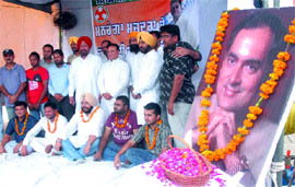 Activists of the Youth Congress pay tributes to Rajiv Gandhi