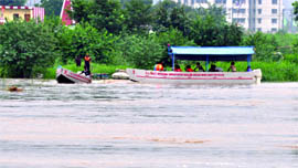 Relief workers shift slum people to safer places after the Yamuna overflowed in New Delhi