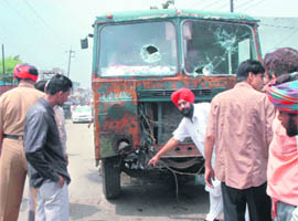 Overloaded auto-rickshaws pose threat to schoolchildren : The Tribune India