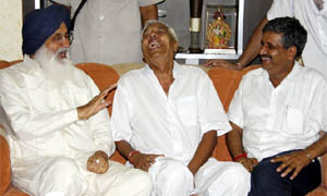 CM Parkash Singh Badal making a bid for rapprochement between two arch-rivals of the SAD, Chiranji Lal Garg (centre) and Sarup Chand Singla, at Gargs residence in Bathinda on Saturday.