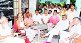 Union Minister for Environment Jairam Ramesh with Prof GD Aggarwal and Matra Sadan saints in Haridwar on Sunday.