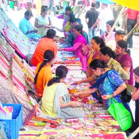 Women throng rakhi stalls in Mandi