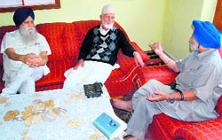 A delegation of the All-India Shiromani Akali Dal (Amritsar) meets hardline APHC leader Syed Ali Geelani in Srinagar on Sunday