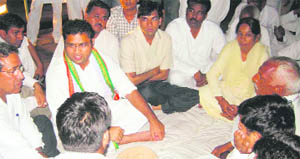Sirsa Member of Parliament Ashok Tanwar speaks to agitating Gorakhpur@@ farmers at Fatehabad.