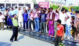 Staff of Amandeep Hospital block the 