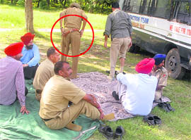 The cops, most of whom had not tied their shoes and belts (picture 2), were engrossed in the game. 
