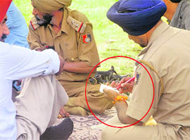 Others were busy noting down the score of the game (picture 3). None of the policemen were wearing their caps on duty. 