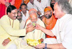 Union Environment Minister Jairam Ramesh along with Chief Minister Ramesh Pokhriyal Nishank, offers juice to Prof GD Aggarwal in Haridwar on Tuesday