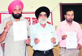 Dr RS Ghuman (centre), president, Association for Democratic Rights, releases a report on Government Rajindra Hospital, Patiala, at Chandigarh Press Club