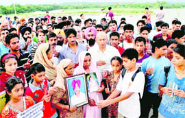 Residents of Chandigarh and Mohali along with the parents of Sukhwinder and Harpreet 