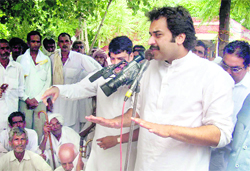 Kuldeep Bishnoi, HJC chief, addresses agitating farmers of Gorakhpur at Fatehabad 