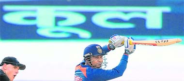 Virender Sehwag (R) plays a shot as New Zealand wicketkeeper Gareth Hopkins (L) looks on in Dambulla