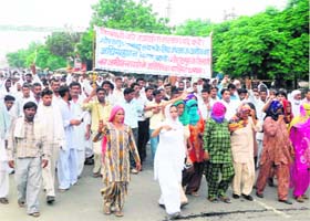 Farmers of Gorakhpur village hold a protest at Fatehabad