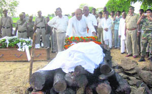 Rameshwar Dayal, MLA, places a wreath on Parvinder Singh Yadavs pyre at Pranpura village in Rewari district.
