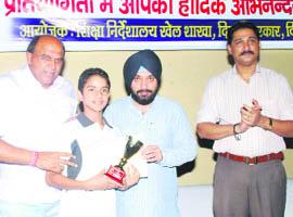 Saurabh Sharma receives the All-India Rajiv Gandhi Gold Cup Award from Arvinder Singh, Education Minister of NCR, Government of Delhi.