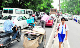 Schools turn into major traffic bottlenecks during opening and closing timin