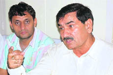Akhil Bharatiya Jat Mahasabha chief Om Prakash Mann (right) talks to mediapersons in Karnal on Friday.