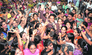 Sufi singer Lakhwinder Wadali surrounded by fans at Guru Nanak Khalsa College in Ludhiana