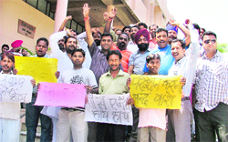 Congress activists protest against LPG and petrol dealers in Ludhiana