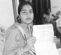 Aaliya, a student of Swami Devi Dayal Institute of Engineering (SDDIE), Barwala, shows the receipt of the hostel fee and security deposit to the media in Panchkula on Saturday.