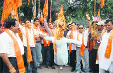Shiv Sena workers burn an effigy of Union Home Minister P Chidambaram in Dehradun on Sunday. 