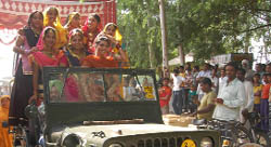 Girls participating in the Mela Tian Da in Ferozepur.