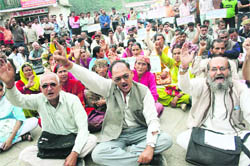 Members of the Himachal Kisan Sabha protest at the Dhalli sabzi mandi in Shimla on Monday.