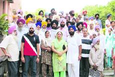 Members of the Danga Pirit Welfare Association, after submitting a memorandum to the DC in Ludhiana on Monday.