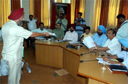 Congress councillor Jagroop Singh Gill lodges protest during the general house meeting of the Bathinda Municipal Corporation on Tuesday