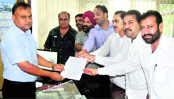 Congress councillors submit a memorandum to MC Commissioner 