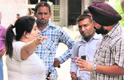 A woman argues with MC officials who were on duty for demolishing encroachments outside residential accommodations in BRS Nagar. 