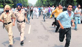 The police and SOPU-ABVP supporters run towards the administrative block before picking up a fight with PUSU members during the counting of votes at the PU.