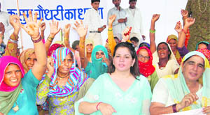 Kusum Choudhary (centre), who contested the Ellenabad assembly byelection, on a dharna in Chandigarh on Friday. She is protesting against the governments failure to act on her police complaint against INLD leaders.