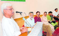 Prof Ali Javeed, noted Urdu scholar, delivers a lecture at the Urdu Department of University of Jammu
