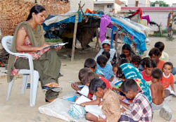 Harpal Kaur teaching kids at a slum area on the Thoothian Wali road in Mansa