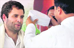 Congress general secretary Rahul Gandhi being welcomed in Saharsa.