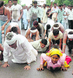 Independent MP Kirorilal Meena along with his supporters protests in a unique way against the Gehlot government in Jaipur on Saturday.