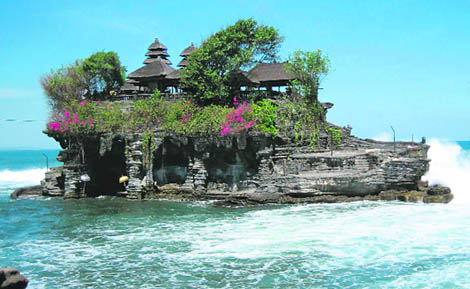 Pura Tanah Lot is built on a rocky outcrop that is cut off at high tide