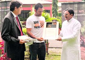 Chief Minister Ramesh Pokhriyal Nishank presents the Tiger Agenda to Mahendra Singh Dhoni in Dehradun