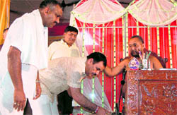 Harak Singh Rawat takes blessings of Jain Muni Vishok Sagar Ji Maharaj in Dehradun on Sunday